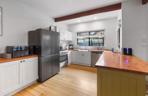 Suffolk Park House | Garden Oasis(2br) 1 minute walk from Tallows beach. Dog friendly.