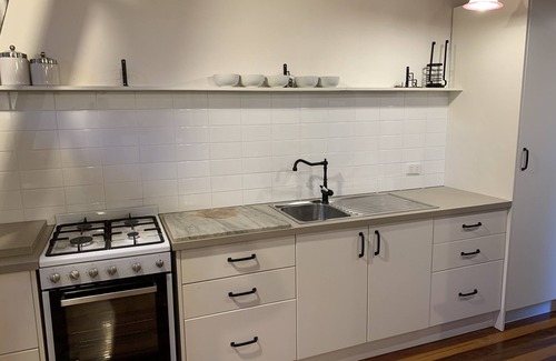 Glenbrook House | Garden Studio cabin Self contained with external bathroom