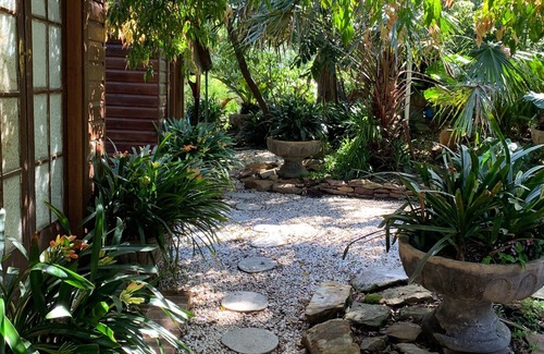 Glenbrook House | Garden Studio cabin Self contained with external bathroom