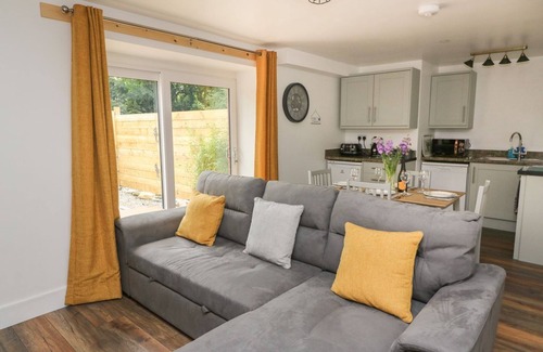 Llanybydder Cottage | GARDEN VIEW, pet friendly, country holiday cottage in Llanybydder
