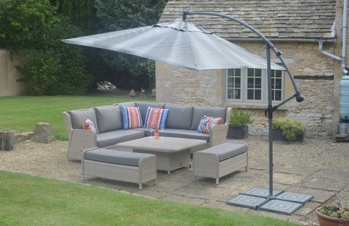 Shipton under Wychwood Cottage | Gardeners Cottage is a wonderfully presented period cottage in the Cotswolds.
