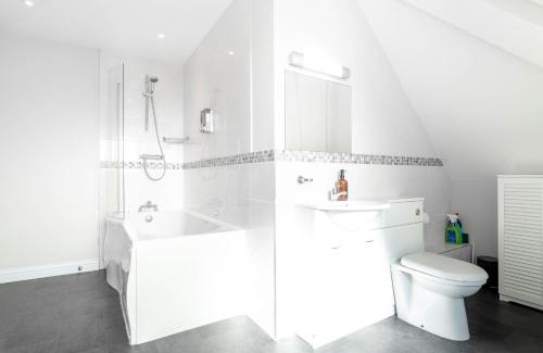 Redhill Apartment | Garland Penthouse - Large 2 bed 2 bath self contained flat