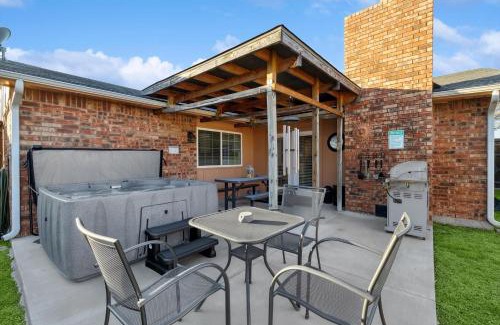Garland House | Garlands Hidden Gem 4 Bedrooms Hot Tub Patio