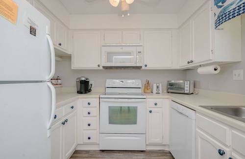 Caswell Beach Condo | Garris Hideaway 2: Cozy 1st Level Oceanfront Condo - Perfect for Couples Getaway