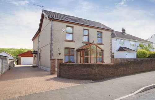 Skewen House | Garrod Avenue - Five Bedroom House, Sleeps 11