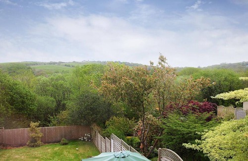 Skewen House | Garrod Avenue - Five Bedroom House, Sleeps 11
