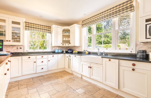 Wimborne Cabin | Garth Lodge with Swimming Pool, Gym and Tennis Court!