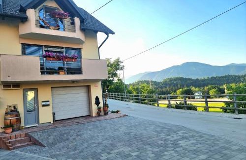 Radovljica Apartment | GARTNAR HOME -Hiška s pridihom domačnosti in pogledom na hribe.