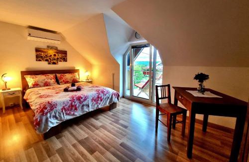 Radovljica Apartment | GARTNAR HOME -Hiška s pridihom domačnosti in pogledom na hribe.