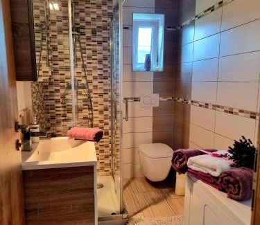 Radovljica Apartment | GARTNAR HOME -Hiška s pridihom domačnosti in pogledom na hribe.