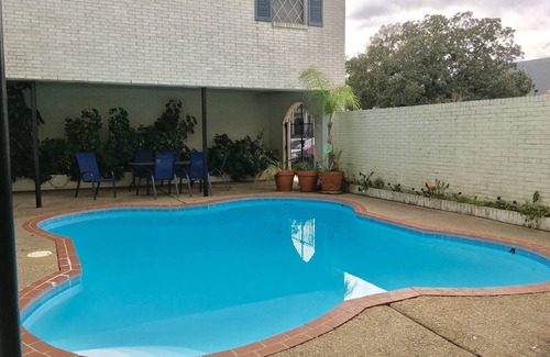 Metairie Apartment | Gated community near Ochsner Medical Center