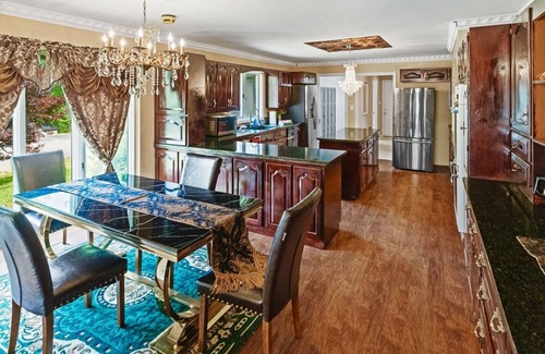 Andover House | Gated Mansion: Basketball Court, Movie Theater, Views, & free vineyard tours !