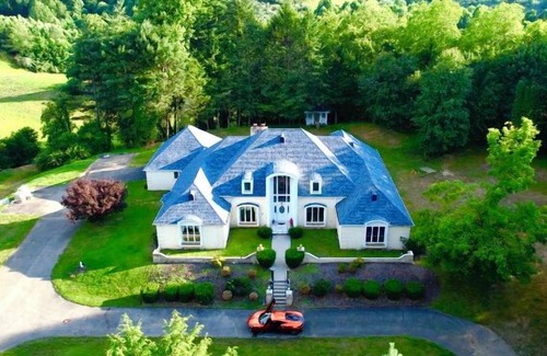 Andover House | Gated Mansion: Basketball Court, Movie Theater, Views, & free vineyard tours !