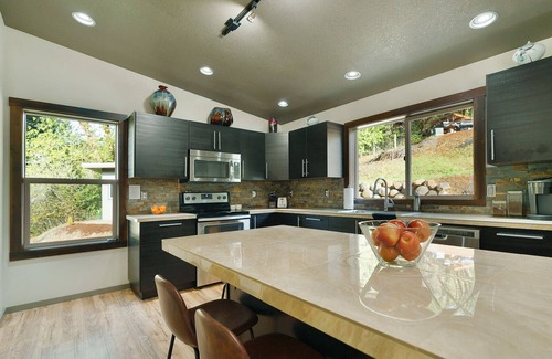 Amity House | Gated Modern Wine Country Estate w/Breathtaking Valley Views, Spa and Fire Pit!
