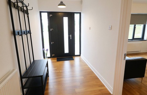 Red Castle Cottage | GATEHOUSE, pet friendly, with a garden in Moville, County Donegal