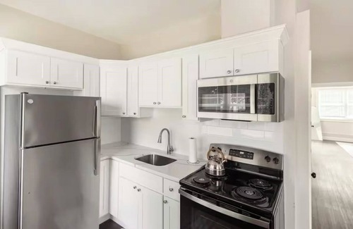 Newark House | Gateway to Adventure: Modern Home Minutes from EWR