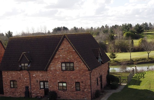Bedford Cottage | Gather, Celebrate, and Soak in the Views at Ollie’s Lodge sleeping 8.