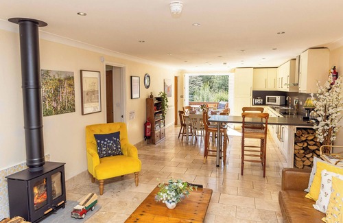 Yalding Cottage | Gather & Unwind: Gardens, Woodlands & Tennis cottages.