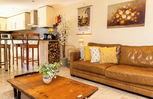 Yalding Cottage | Gather & Unwind: Gardens, Woodlands & Tennis cottages.