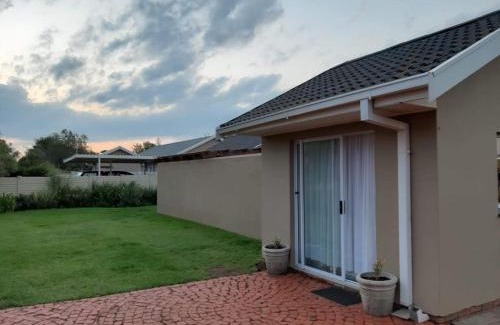 Fichardt Park Apartment | Gathering Guesthouse - Aloe room