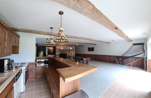 Mukwonago House | Gathering Table Retreat -Secluded farmhouse with pool & pond