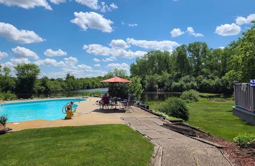 Mukwonago House | Gathering Table Retreat -Secluded farmhouse with pool & pond