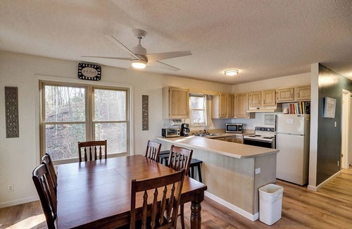Chalet Village Cabin | Gatlinburg - Chalet All Day - 3 Bedrooms - Sleeps 10