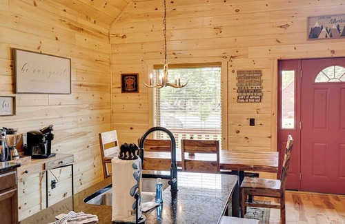 Pittman Center Cabin | Gatlinburg - Makin' Memories - 2 Bdrms.