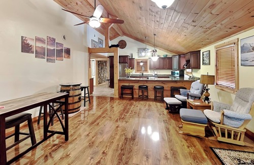 Gatlinburg Cabin | Gatlinburg's Hidden Gem | Large Yard, Hot Tub + Close to Rocky Top Sports World