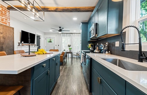 Caldwell House | Gatsby 2 Bedroom Historic Downtown | Golf Course