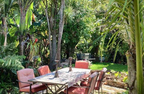 Tuateawa House | Gaze over the Pacific OceannListen to the birds. relax