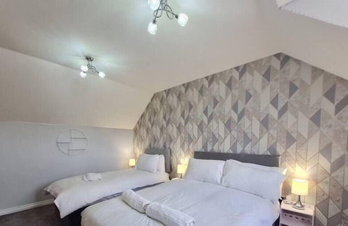 Park House | 6 Bedroom Home with large garage
