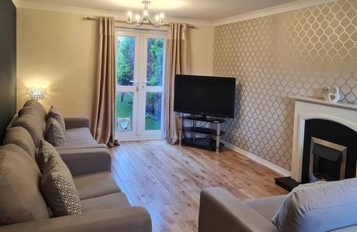 Park House | 6 Bedroom Home with large garage
