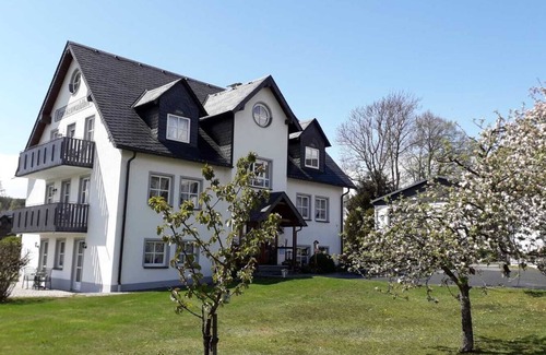 Bad Steben Apartment | Gemütliche 45qm Ferienwohnung, Naturholzmöbelausstattung