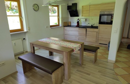 Weissensberg Apartment | Gemütliche Ferienwohnung mit Blick ins Grüne