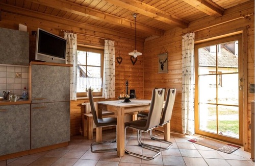 Hausles Apartment | Gemütliche Ferienwohnung, idyllische Lage, mit skandinavischem Badefass