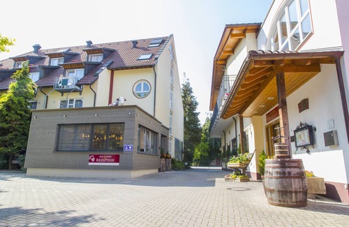 Wolfenweiler Apartment | Gemütliches Doppelzimmer mit modernem Bad, Flachbild-TV und WLAN