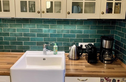 Stadland Cottage | Gemütliches Reetdachhaus Direkt am Weser-deich mit Großem Garten und Kamin