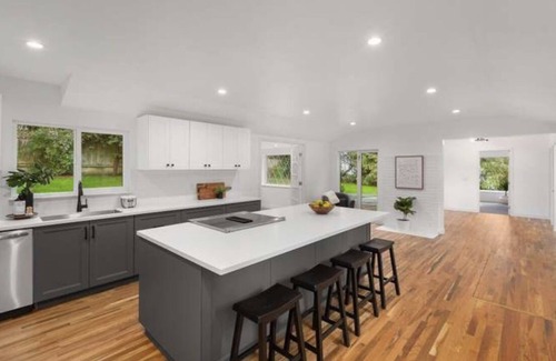 Milwaukie House | Gem in Milwaukie 2 bedroom - 2 Bathroom - Huge yard