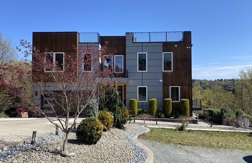 Des Moines House | Gem on the North Hill with Breathtaking rooftop views & Jacuzzi