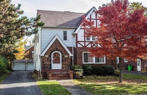 Cleveland Heights Apartment | Gem Stone Villa 2-Less than 15 min to CWRU/Cleveland Clinic!