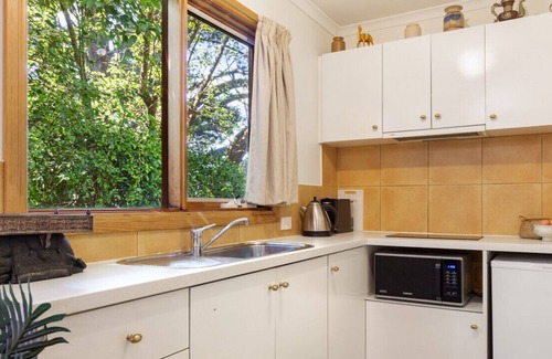 Gembrook Cottage | Gembrook Cottages - The Harem with Spa Bath and Wood Fire