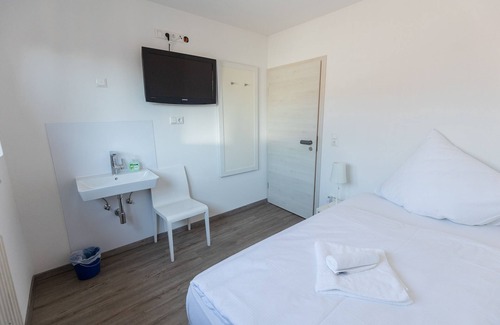 Hollfeld House | Gemeinschaftunterkunft 2 - Zi. 8 - EZ mit Großem Bett - Gasthof Schrenker