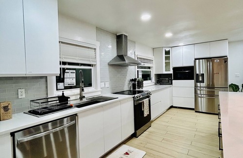 Lake Mary House | Generations Gateway - King bedroom Suite, Sauna, and Screened in Pool.