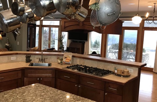 Oak Hill House | Gentleman’s Farm Mountain Views Gourmet Kitchen Fire Pit Hike Ski Sleep 10 Pets!