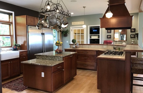 Oak Hill House | Gentleman’s Farm Mountain Views Gourmet Kitchen Fire Pit Hike Ski Sleep 10 Pets!