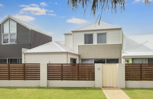Geographe House | Geographe Marina Retreat- WIFI, Bikes and Kayaks