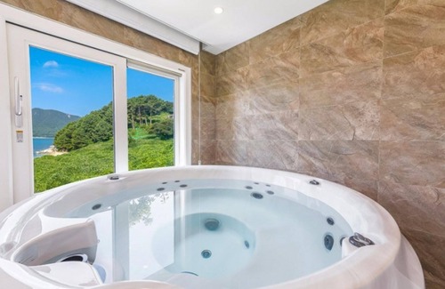 Irun-myeon House | Geojedo Blue Hill Pension