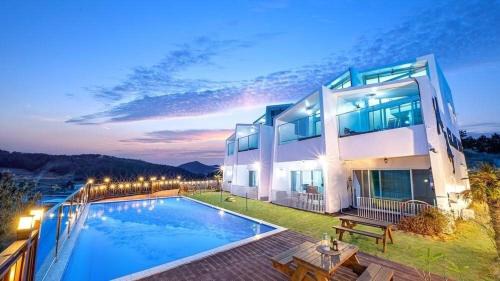 Kabae-ri Villa | Geojedo Glam Dog Pension Warm Water Pool Villa