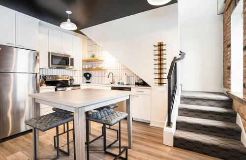Holland Condo | George 202 Modern 8th Street Condo with Balcony